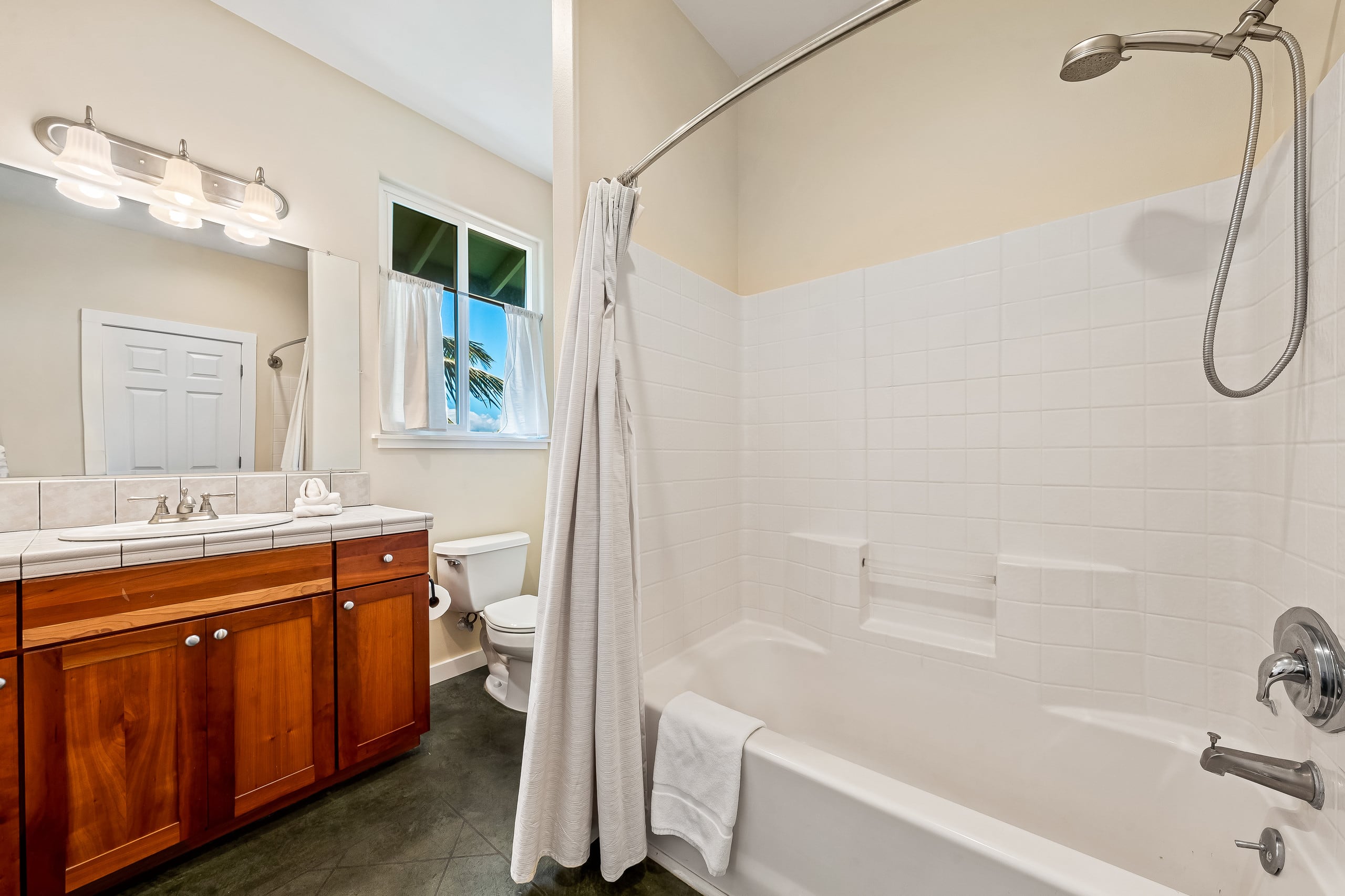 Home in Paia · ★4.91 · 6 bedrooms · 8 beds · 4.5 baths - Image 46