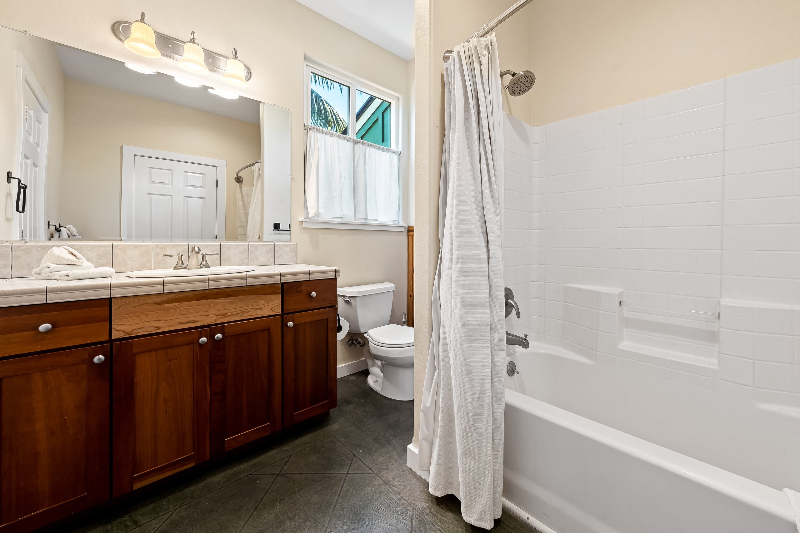Home in Paia · ★4.91 · 6 bedrooms · 8 beds · 4.5 baths - Image 23