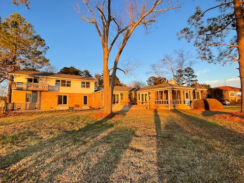Beautiful sunsets on Lake Murray await you