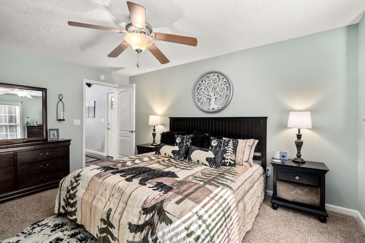 El dormitorio king del piso principal "Bear Room" tiene dos cómodas, un televisor de pantalla grande y un armario grande. El cargador USB está en el poste de la cama para tu placer de recarga.