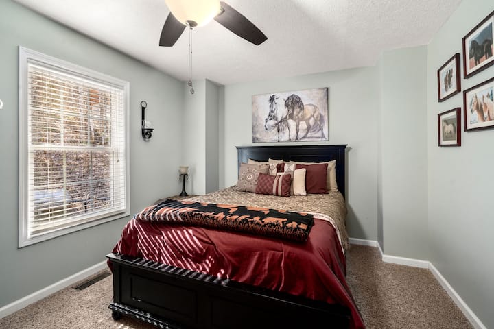 Dormitorio queen de nivel principal, Horsin' Around. 