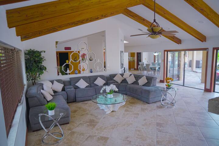 Private Resort in beautiful Fort Lauderdale. gallery image 5