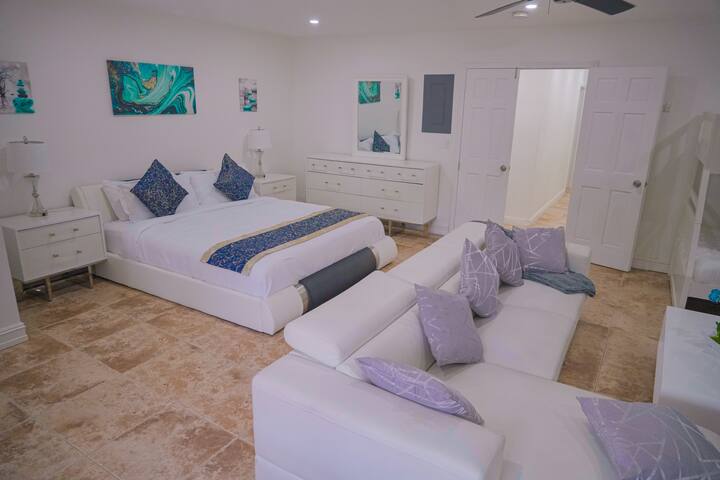 Private Resort in beautiful Fort Lauderdale. gallery image 2