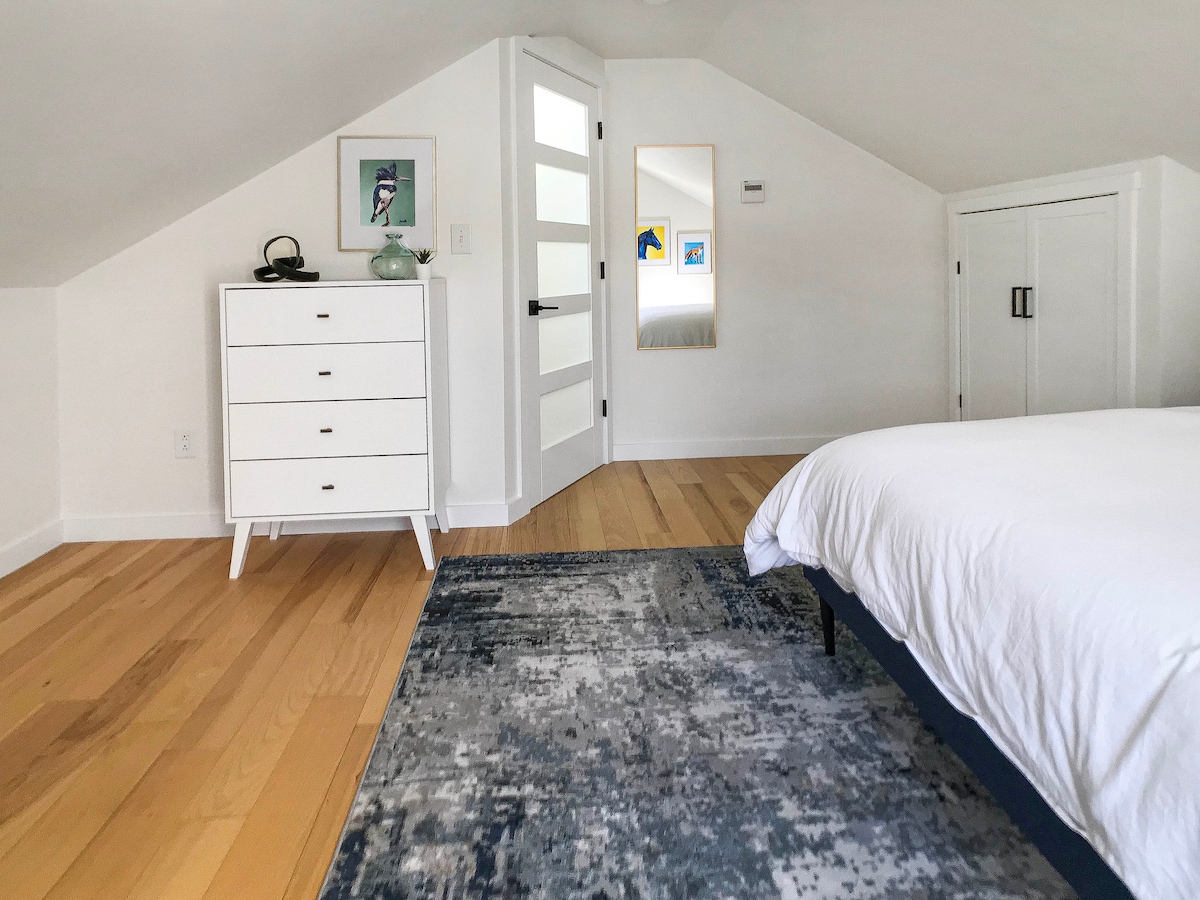 Спална соба со брачен кревет (широк 150 – 179 см) на горниот кат