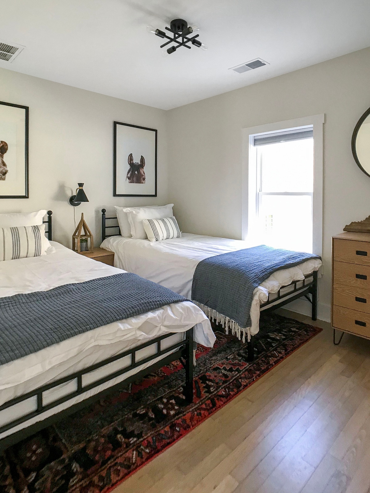 # 2 Долна спална соба