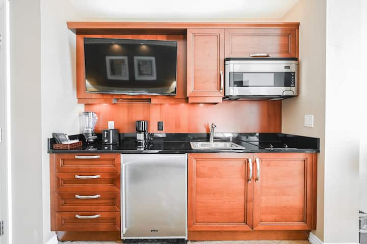 D34N2 Studio PH Floor w/StripView/Balcony/Pool - Serviced