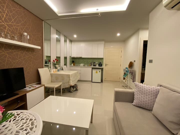 סלון/מטבחון עם ספה נפתחת