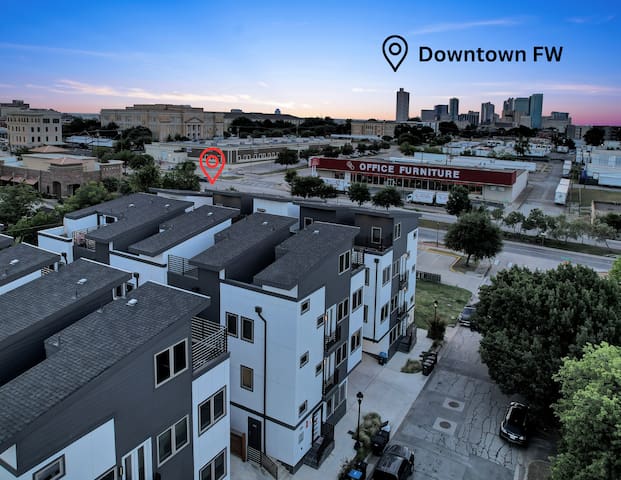 Private Rooftop Patio+ Luxury 4 Story Home in FW