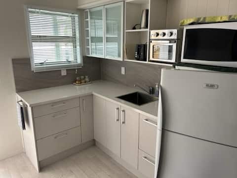 Successful Airbnb property: Self contained sleepout with amenities in Whangamatā