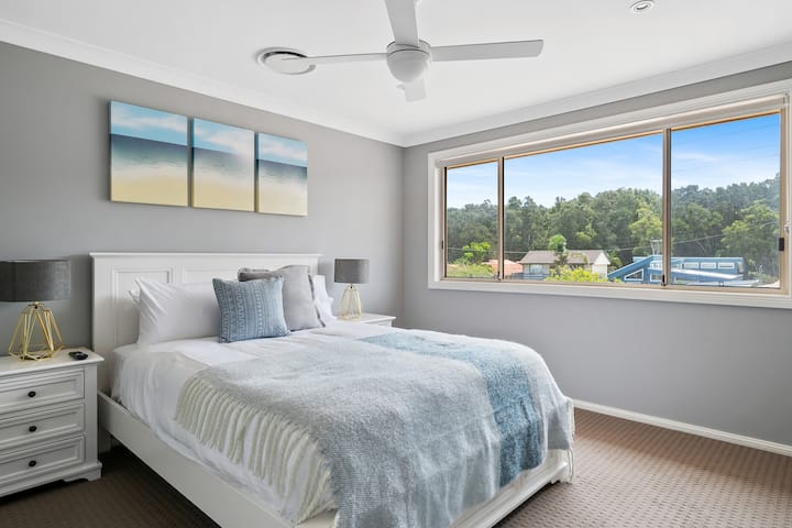 Dormitorio principal con TV