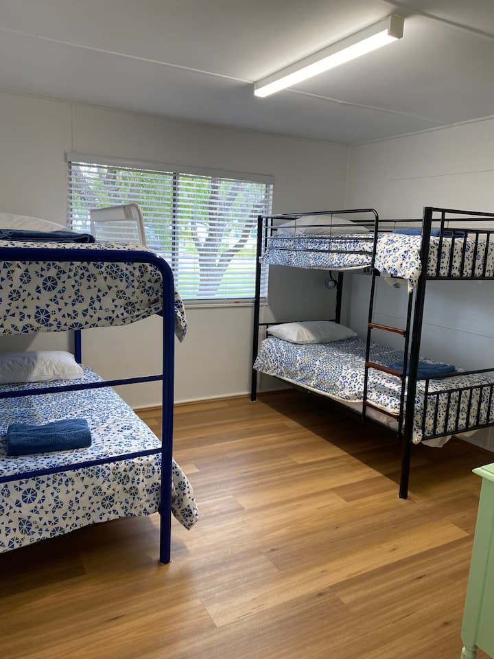 Habitación con literas con tres juegos de literas y vistas a la bahía