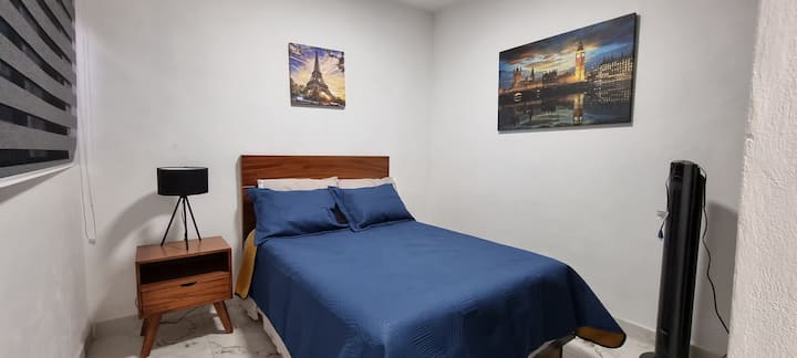 Dodatna spavaća soba s bračnim krevetom, ventilatorom i velikim ormarom 