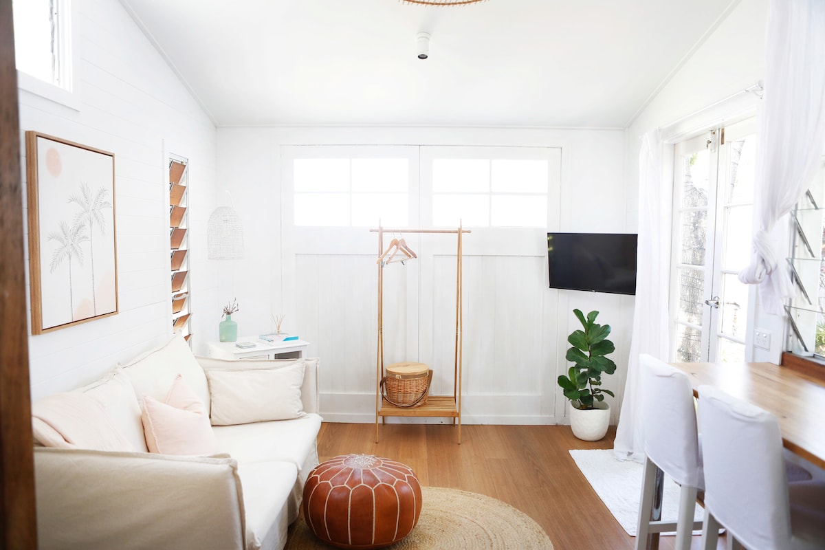 Successful Airbnb property: BOAT SHED- cute cottage easy walk to beach & shops in Coolum Beach