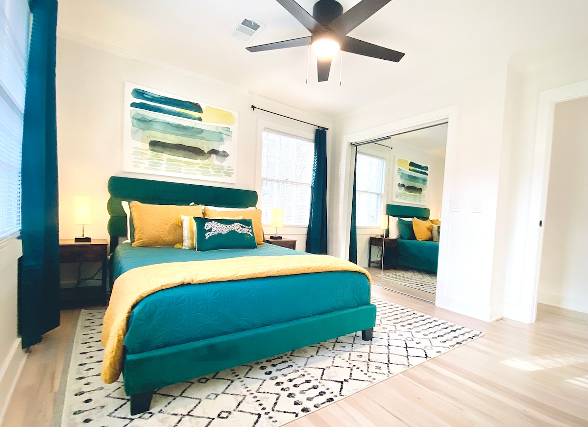 Третата спална соба има брачен кревет (широк 150-179 см), 2 ноќни шкафчиња со 2 светилки, надземен тавански вентилатор со светло и целосен плакар.  Во оваа спална соба има и голем паметен телевизор.  