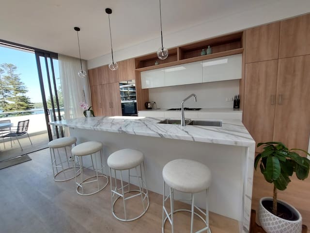 Luxury 3-bed penthouse, with stunning ocean views gallery image 2