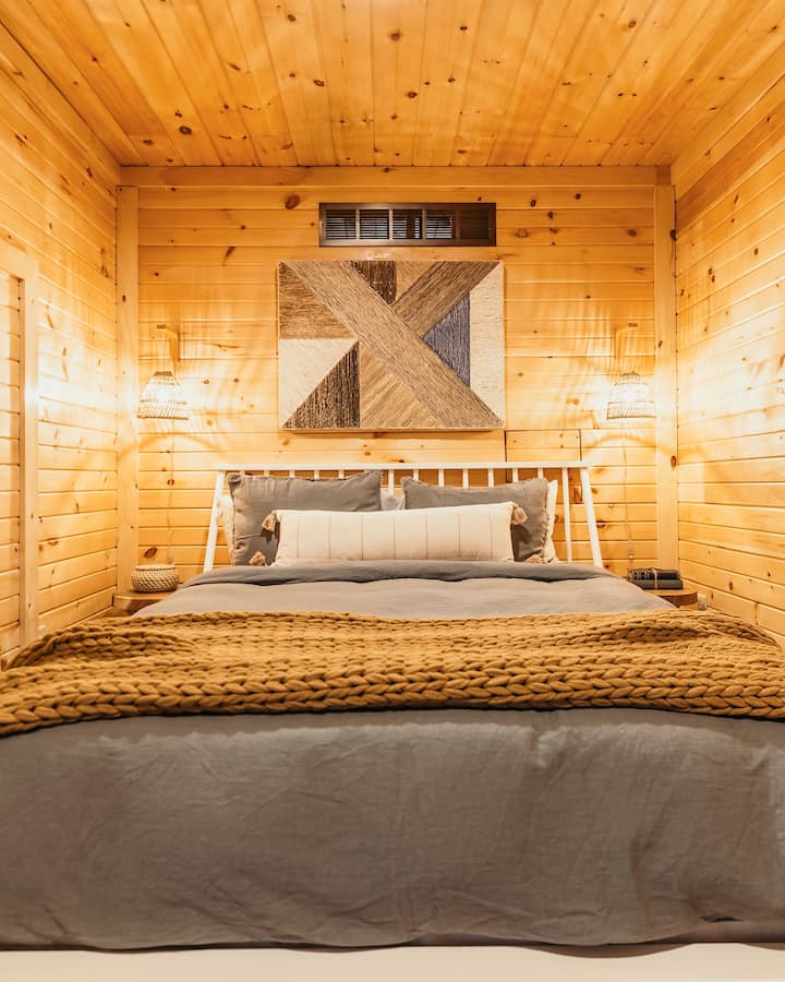 Cama tamaño queen con cuatro almohadas, edredón y colchón de espuma viscoelástica