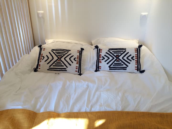 2-miestne lôžko s 3 schodmi pre prístup k nemu.