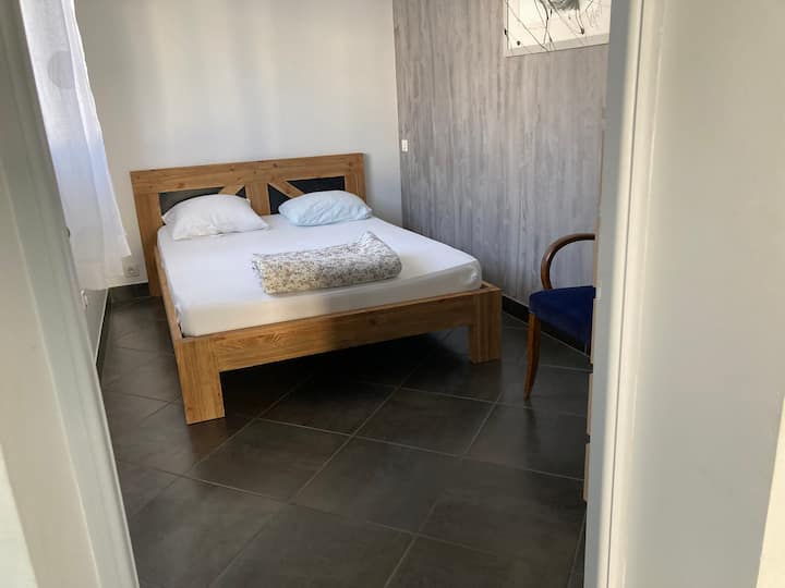 سرير غرفة النوم الرئيسية 1 متر 40 مترًا بطول 2 متر مجهز بأثاث الأدراج والتلفزيون