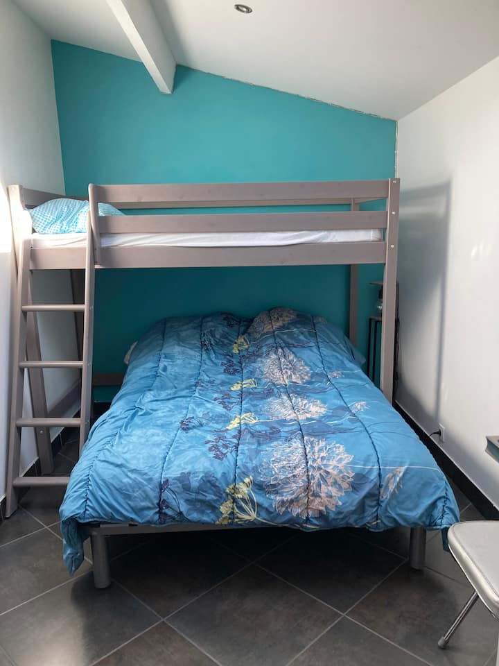 غرفة النوم الثانية: BZ 140 سرير بالإضافة إلى سرير الميزانين للأطفال