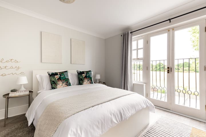 Ghorofa ya Kwanza - Chumba cha kulala (1)
Kitanda cha ukubwa wa King kilicho na mashuka ya pamba ya kifahari, mito 4 x hypoallergenic, duvet ya hali ya hewa ya hypoallergenic na mfariji. 
Viyoyozi vinavyoweza kubebeka

Mapazia ya kuzuia mwanga
Bafu laini na taulo za mikono