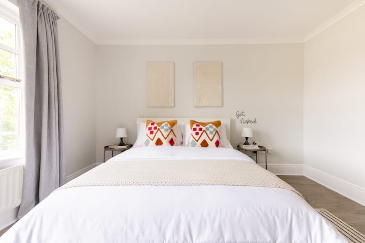 Ghorofa ya pili - Chumba cha kulala (3)
Kitanda cha ukubwa wa King kilicho na kitani ya kitanda cha kifahari, mito 4 x hypoallergenic, duvet ya hypoallergenic & comforter 
Bandari inayoweza kuhamishwa ya aircon

 
Kabati la
nguo lenye kabati Kikausha nywele
Kioo
kirefu Mapazia ya kuzuia mwanga
Taulo za kuogea/za mikono



