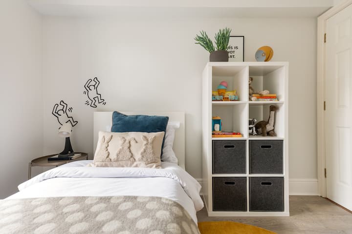 Ghorofa ya kwanza - Chumba cha kulala (2)
Kitanda kimoja na kitambaa cha kitanda cha pamba cha kifahari, mito 2 x hypoallergenic, duvet ya hali ya hewa ya hypoallergenic na mfariji
Mapazia ya kuzuia mwanga
yaliyojengwa Bafu laini na taulo za mikono Kabati lenye vitu vya kuchezea vya watoto na vitabu


