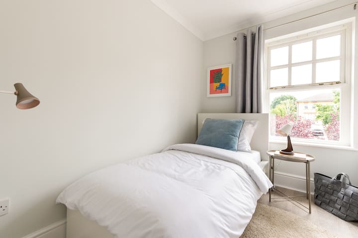 Ghorofa ya pili - Chumba cha kulala (4)
Kitanda kimoja na kitambaa cha kitanda cha pamba cha kifahari, mito 2 ya hypoallergenic na duvet ya hali ya hewa
ya hypoallergenic Bafu laini na taulo za mikono
Kuziba
pazia
za kuzuia mwanga Rafu ya vitabu iliyo na vitabu na majarida