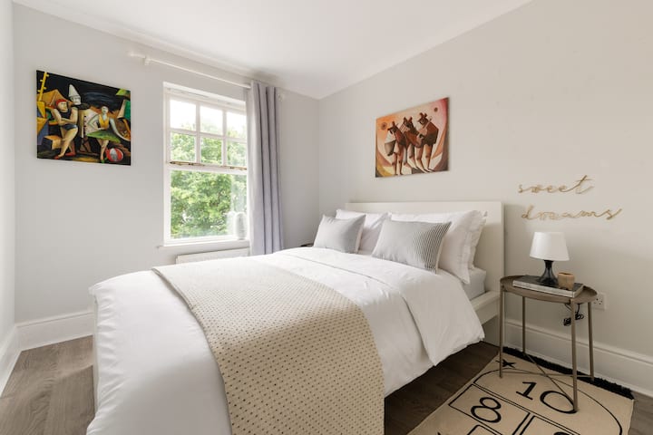 Ghorofa ya pili - Chumba cha kulala (5)
Kitanda cha ukubwa wa King kilicho na kitambaa cha kitanda cha pamba cha kifahari, mito 4 ya hypoallergenic, duvet ya hypoallergenic na mfariji
Plugs zinazoweza kuhamishwa za aircon

Kioo
kirefu Mapazia ya kuzuia mwanga
Kabati lililojengwa lenye viango
Bafu laini/taulo za mikono


