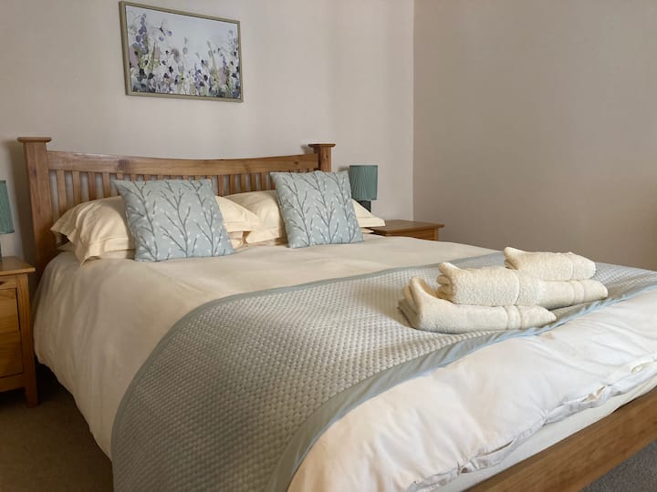 Dvojlôžková izba (manželská posteľ King) s televízorom a sušičom vlasov.