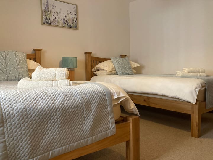 Dvojlôžková izba (dve jednolôžka) s cestovnou postieľkou a sušičom vlasov.