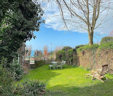 Loft-style sea view house with garden and parking