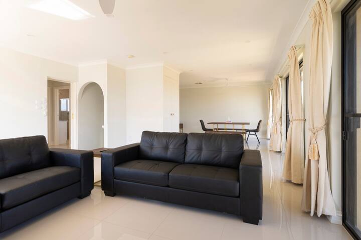 Cheerful And Spacious 4 Bedroom Beach House. - The Arts Centre, Port Noarlunga