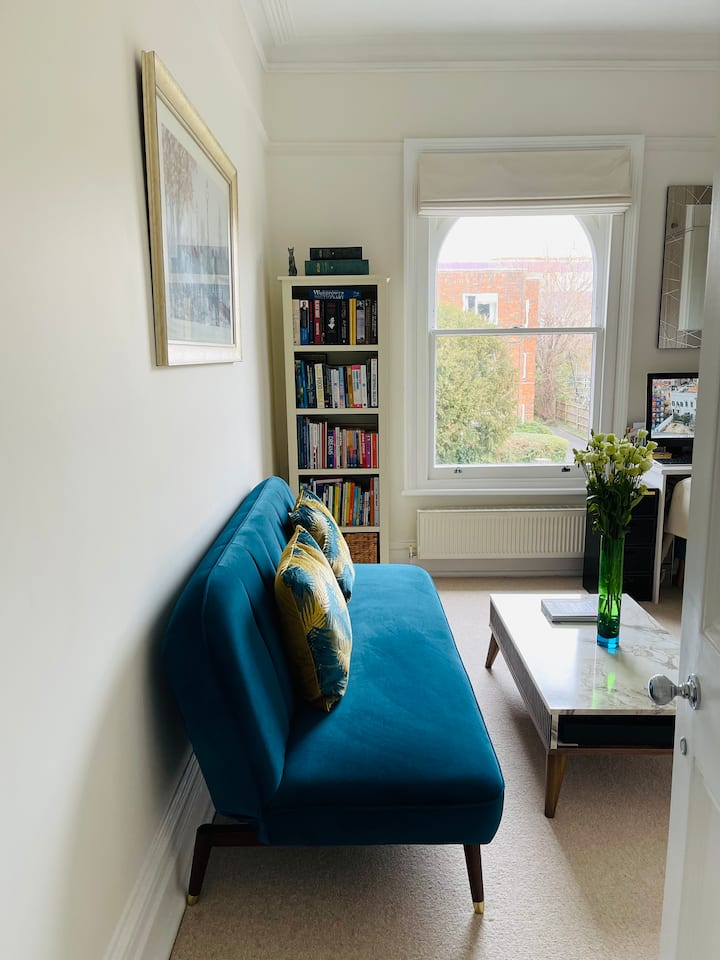 Ова е футонот во втората спална соба. Кога ќе се отвори, станува како единечен кревет и е удобен со двојни прекривки. 