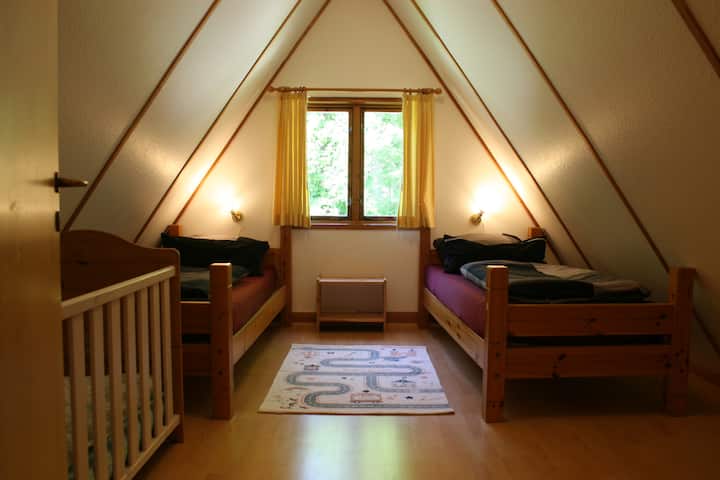 chumba kikubwa cha kulala ghorofani na kitanda cha watoto na vitanda 2 (Imper2m)
