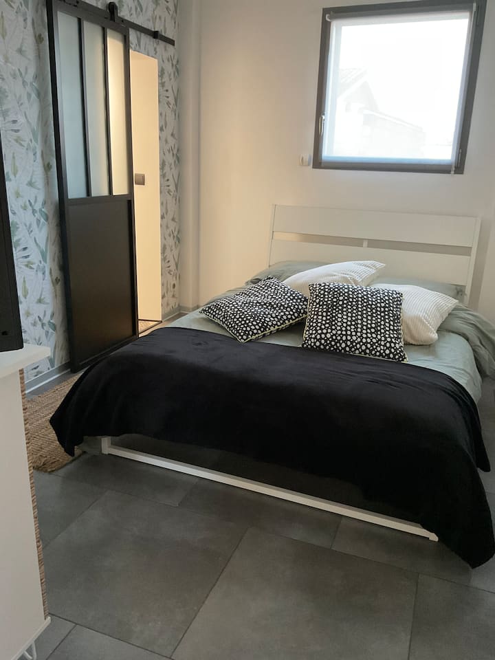 سرير رئيسي 140/190 خزانات غرف استحمام. تلفزيون