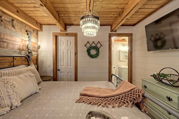 בחדר שינה מס '1 בקומה הראשית יש מיטת קינג.