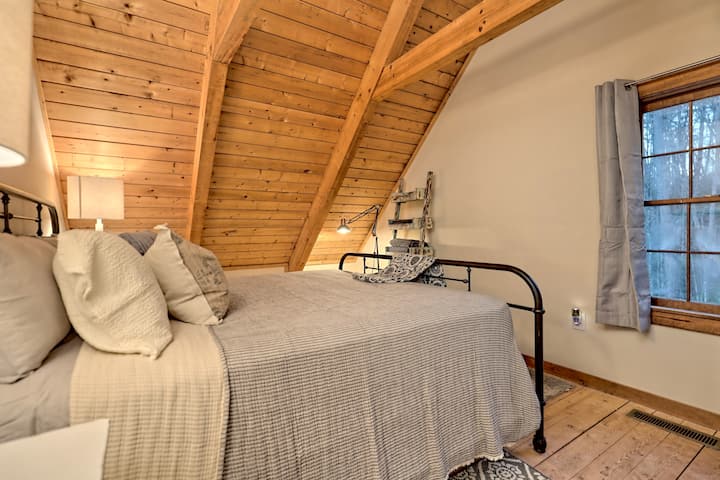 חדר שינה מס '2 למעלה ויש בו מיטת קינג סייז.