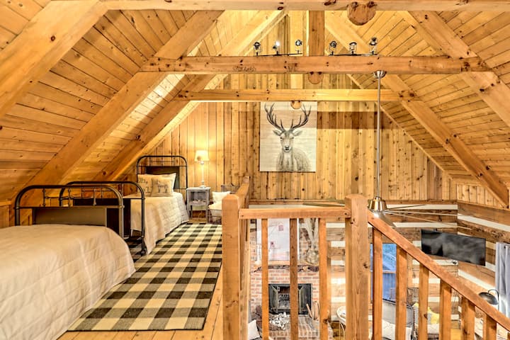 בלופט יש שתי מיטות נפרדות והוא משקיף על הסלון.