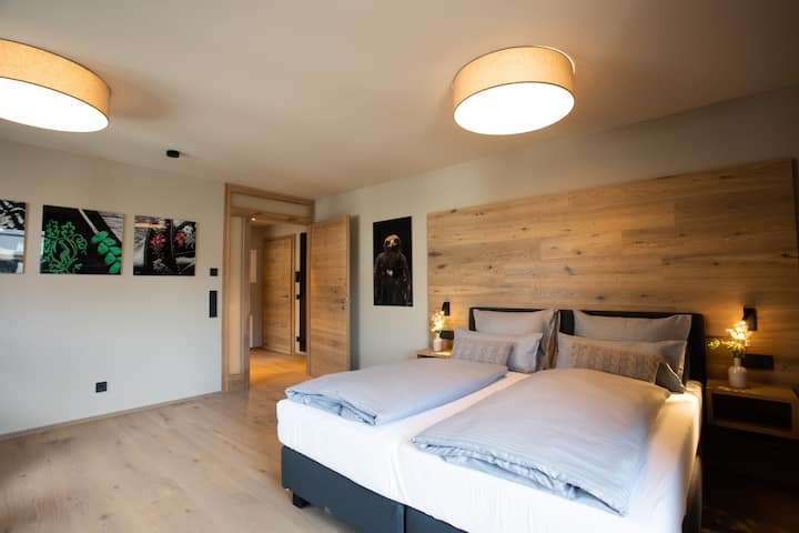 1 голямо двойно легло 2 души

1 спален вагон (с вграден матрак) за 2 - ма души