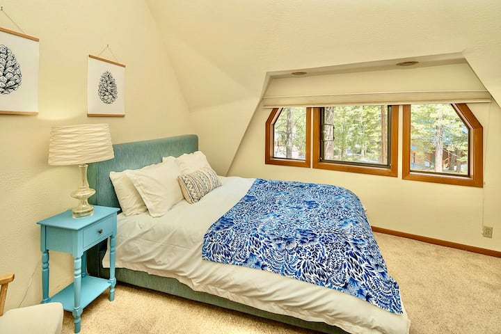 Second upstairs bedroom.