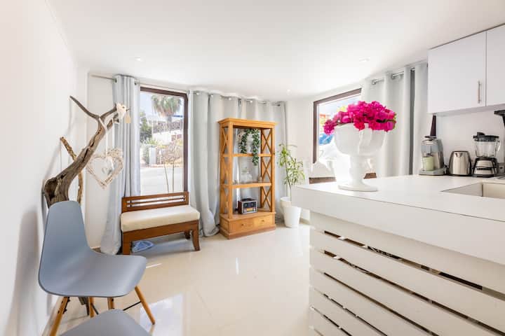 Lovely Rose Cozy Apartment- Mi Cuna Stays - Curaçao