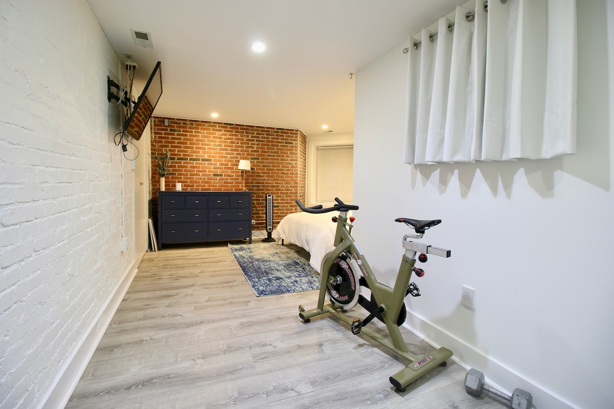 Krásna a priestranná izba s manželskou posteľou Queen.