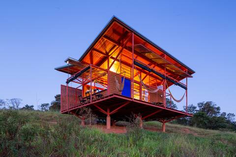 Igarapé House: Eco cabin made of raw earth and steel