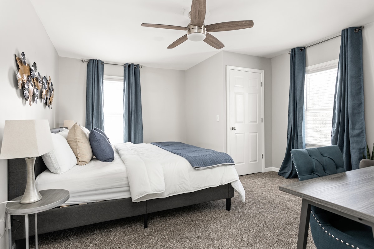 Spálňa s manželskou posteľou King a detskou postieľkou (v skrini)