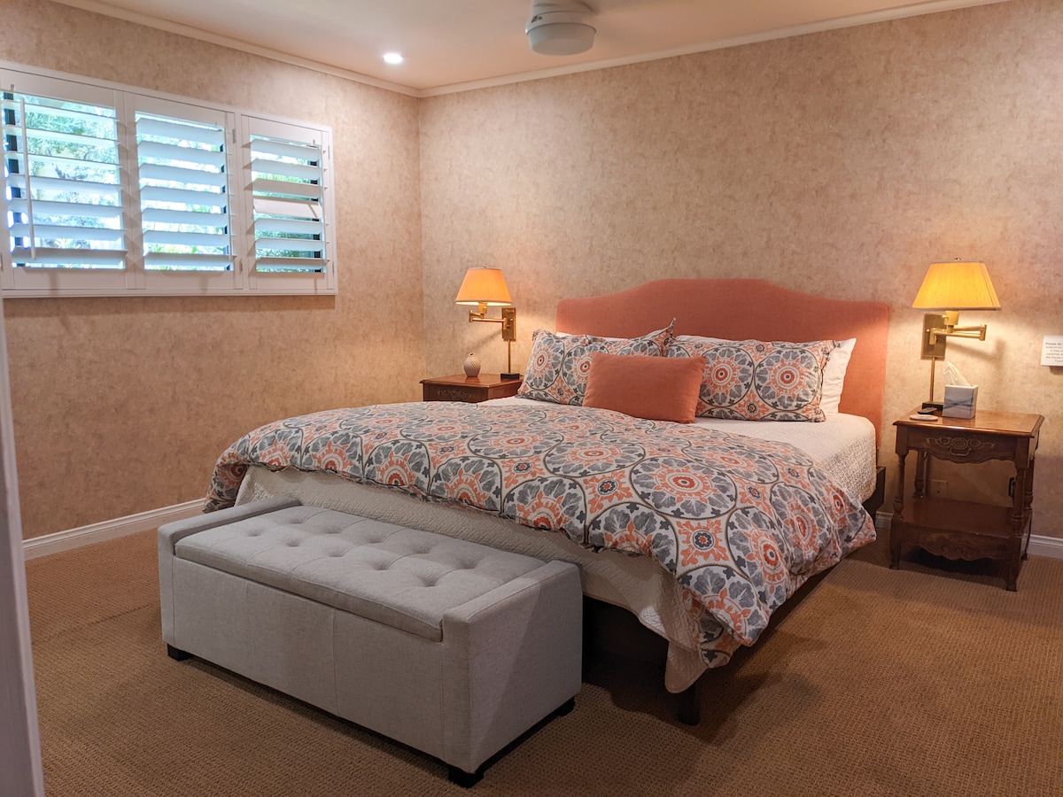 Примарна спална соба со брачен кревет (широк 150-179 см), паметен телевизор, тавански вентилатор, сопствена бања и плакар. 