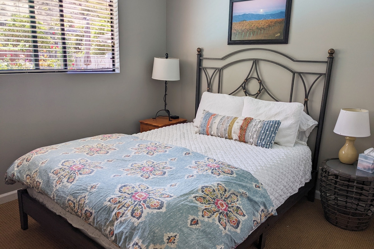 Најмалата спална соба е светла и пространа со поглед кон базенот и ридот. Вклучува брачен кревет (широк 150-179 см) и плакар во целосна големина.