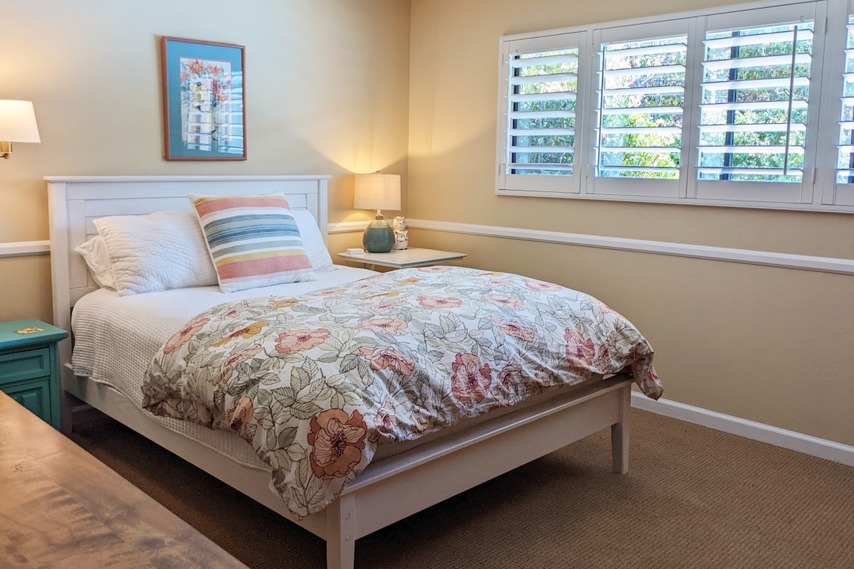 Светла и сончева гостинска соба со поглед кон југ и брачен кревет (широк 150-179 см). Поглед кон базен. 