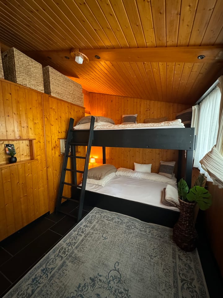 Room 2 with double cabins