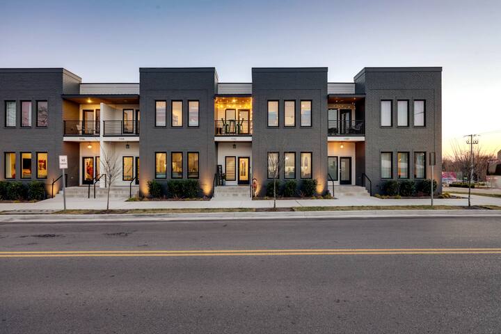 Sleeps 13! 3 Story Nashville Getaway Near Downtown gallery image 2