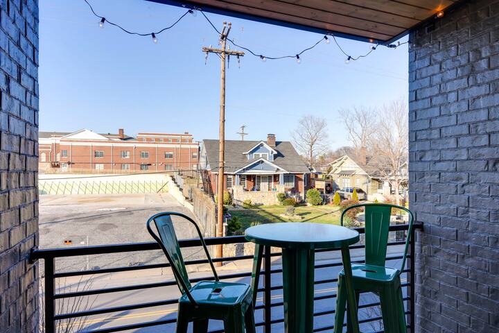 Sleeps 13! 3 Story Nashville Getaway Near Downtown gallery image 5